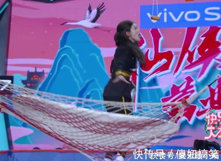 趙露思玩游戲摔進(jìn)泡沫坑，白鹿笑到嘴巴張大，成毅表情卻好不一樣