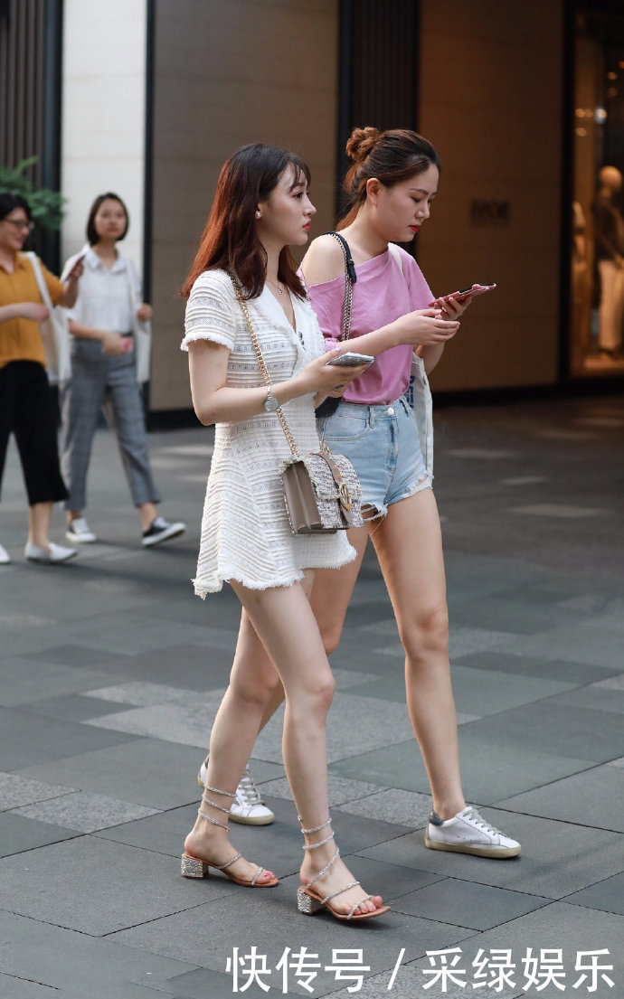 街拍颜值高的小姐姐,活力满满,都有一双逆天的大长腿