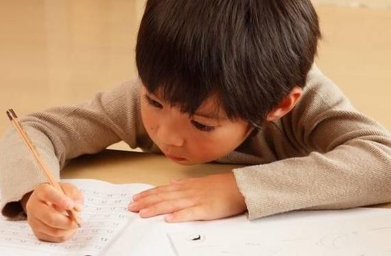 放暑假|孩子一写作业就拖拉，家长别再喊打喊骂，这样管管孩子更有效