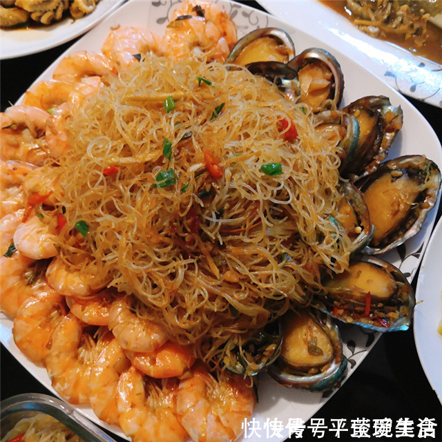 下厨|同事来家里蹭饭,婆婆下厨招待,一桌菜体面又周到,觉得怎么样