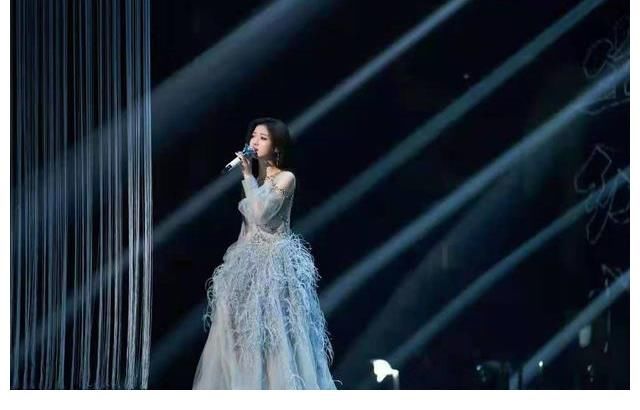 從《中國(guó)好聲音》到《我們的歌》，單依純一路高歌，越來(lái)越火！