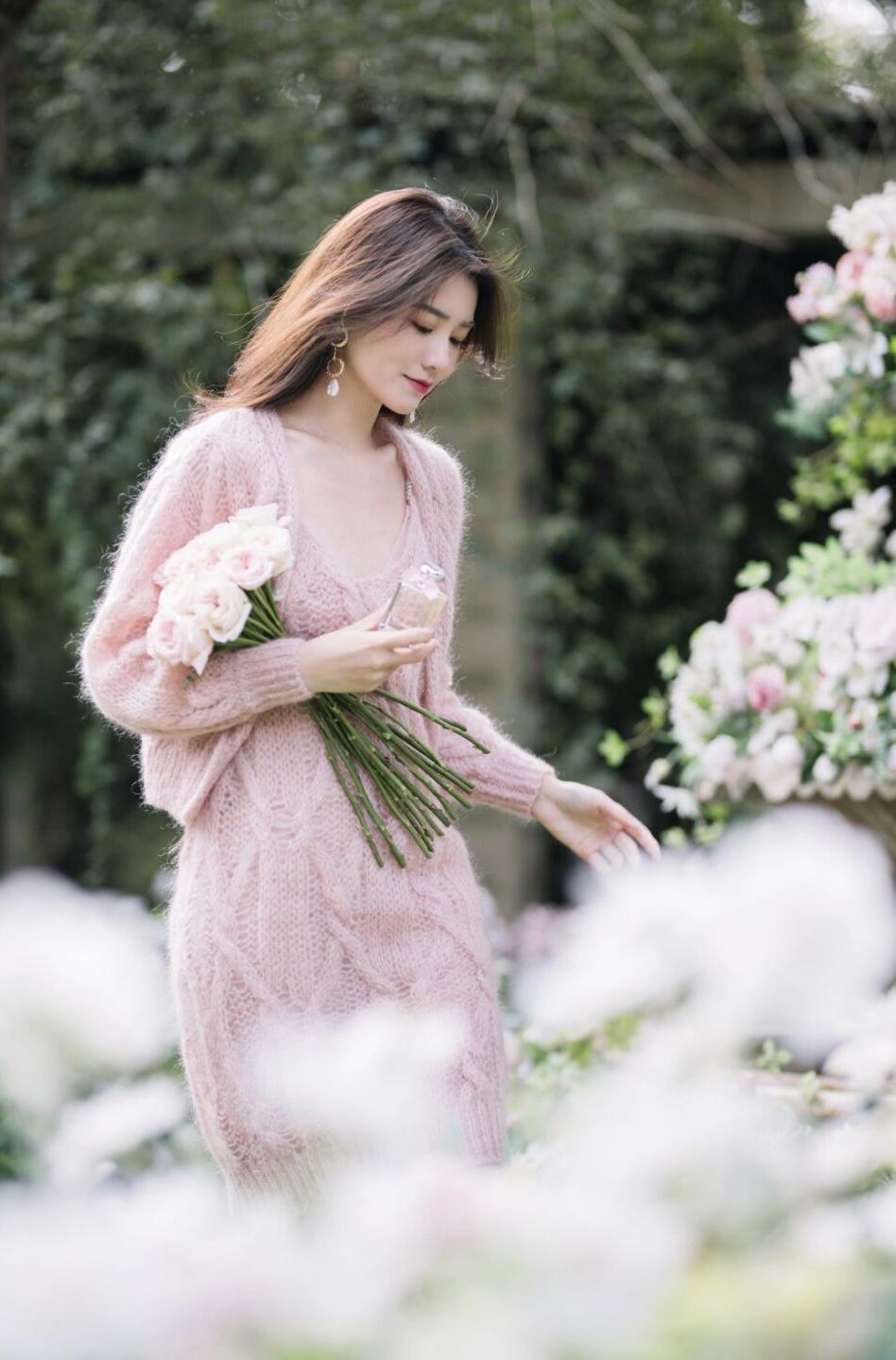 大长腿 冬天就适合穿“粉色毛衣”,保暖温柔又有格调,清新减龄又显气质