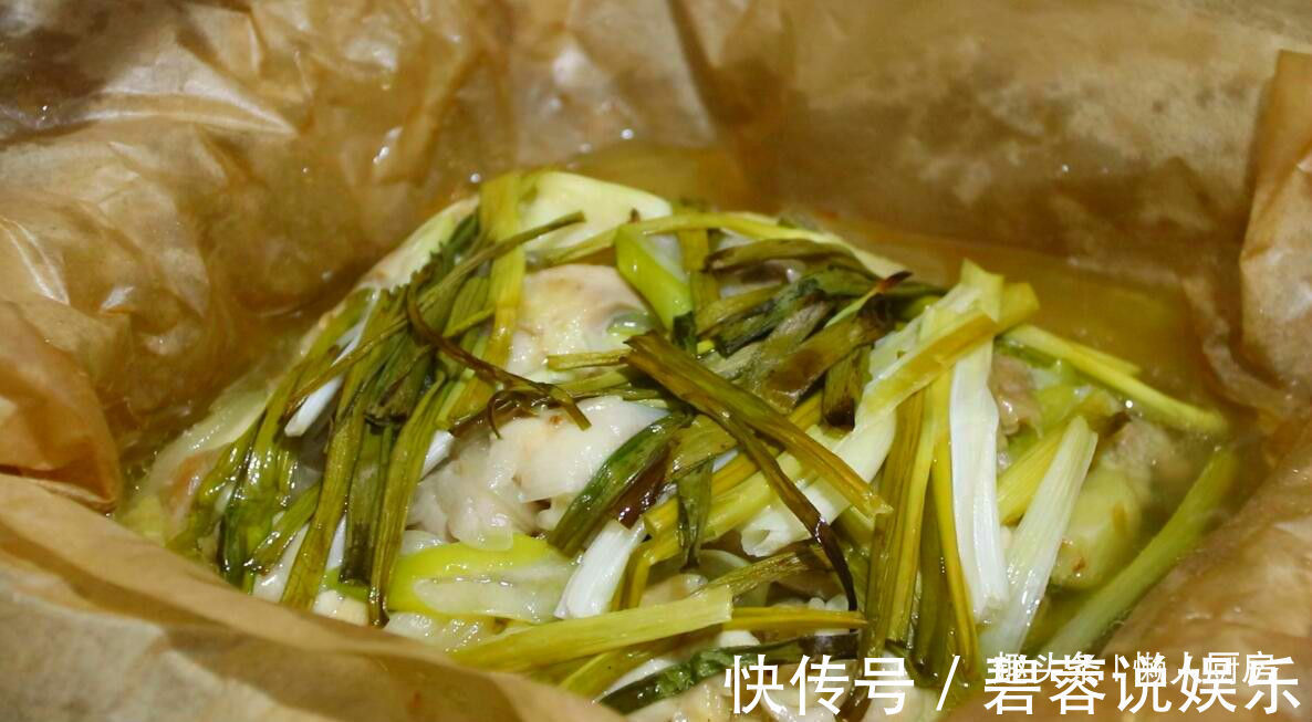 用烤箱做的纸包葱油鸡,比红烧鸡还香,做法太简单了