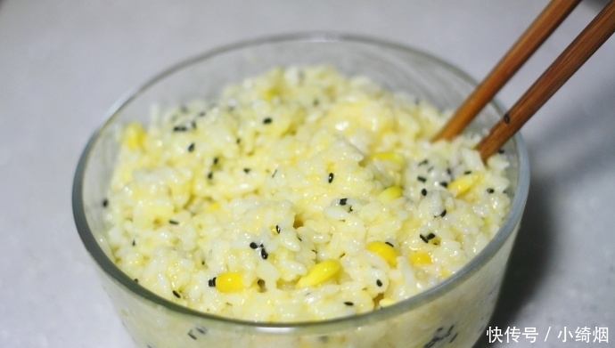 剩米饭只会做蛋炒饭?换个做法,比炒饭简单,吃起来酥香脆