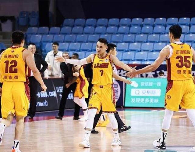 山西男篮|CBA乱了:黑马拳打榜一脚踢卫冕,冠军教头率队恐卡位,旧贵翻身