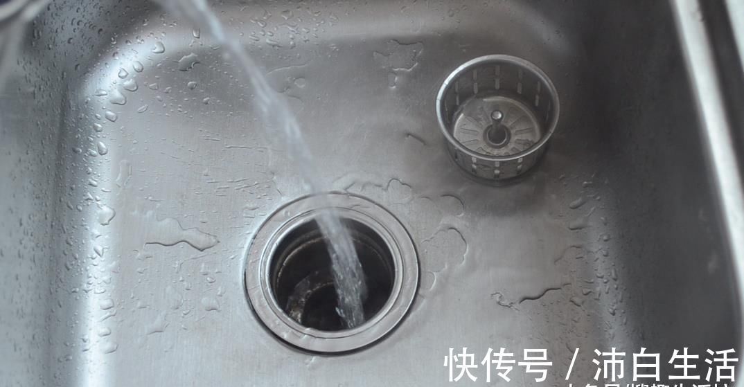 洗碗槽的排水口又脏又臭难清洗 用这个方法能帮你解决, 省钱又实用