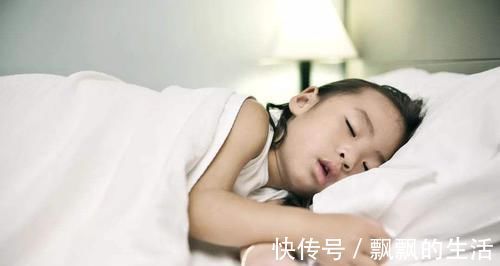 小孩子|睡姿影响颜值,除了“张嘴睡”之外,这几种睡姿也会导致娃变丑