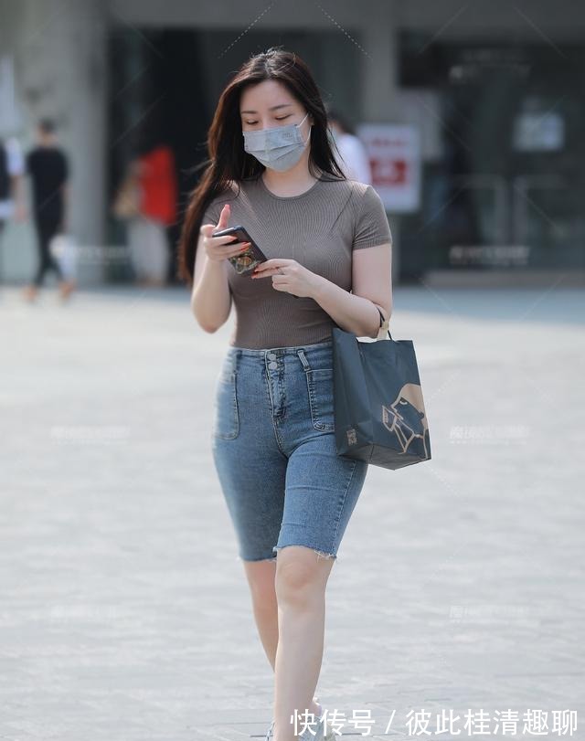 牛仔裤|灰色针织短袖搭配五分紧身牛仔裤,臀大胯宽也能穿,还很有女人味