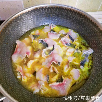 汤汁|酸菜爽口，鱼肉鲜嫩，汤汁浓醇的金汤酸菜鱼