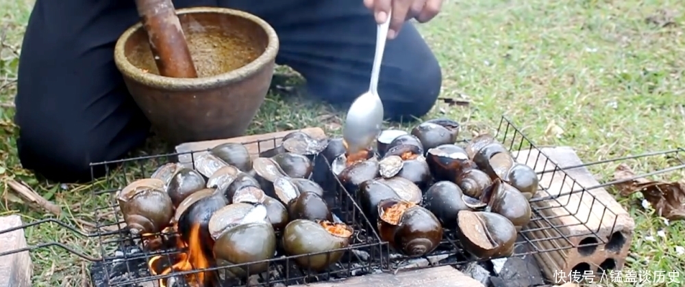 越南人野外烹饪美味大田螺,一次吃5斤蒜蓉田螺,你敢吃吗?