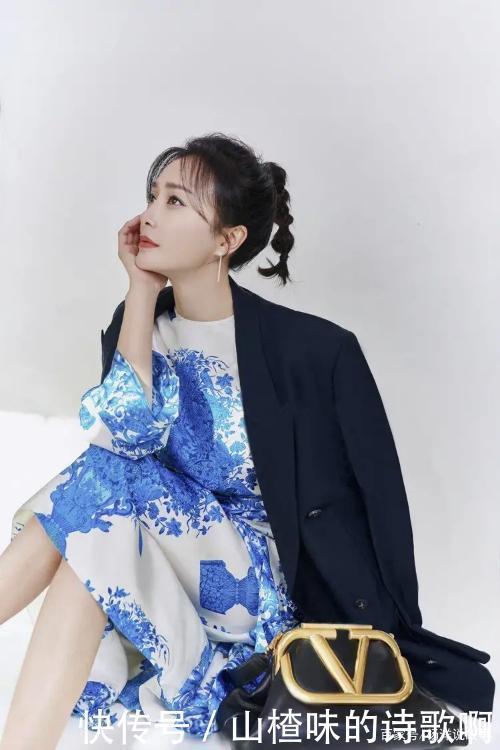 搭配|“女神”颜丹晨身着一件青花瓷套装,她的双腿是亮点