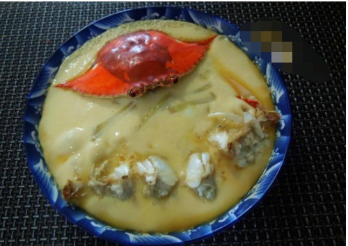  梭子蟹别再清蒸水煮了，加2个鸡蛋蒸蛋羹，汤鲜味美，别提多好吃