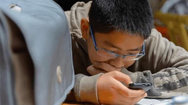 爸爸|孩子几岁配手机最好?教育家:不是10岁也不是15岁,这个年纪刚好