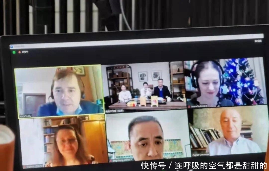 中国文化学者崔岱远散文《吃货辞典》在俄出版