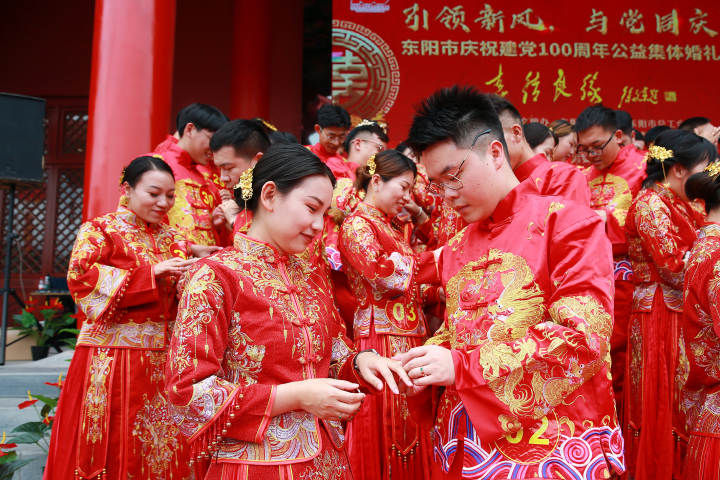 集体婚礼|百位新人办集体婚礼 践行婚俗新风