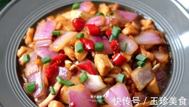 洋葱和鸡肉搭配这样做,特别开胃下饭,吃过一次的人还想吃第二次