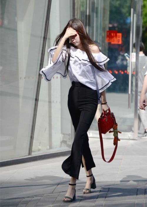 心花时尚秀:黑色九分高腰裤和白色一字肩,搭