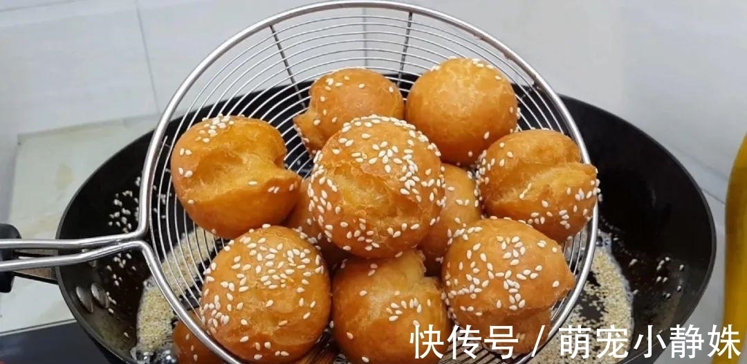 面粉又出新吃法,揉一揉锅里一扔,松软又香甜,比麻团面包都好吃