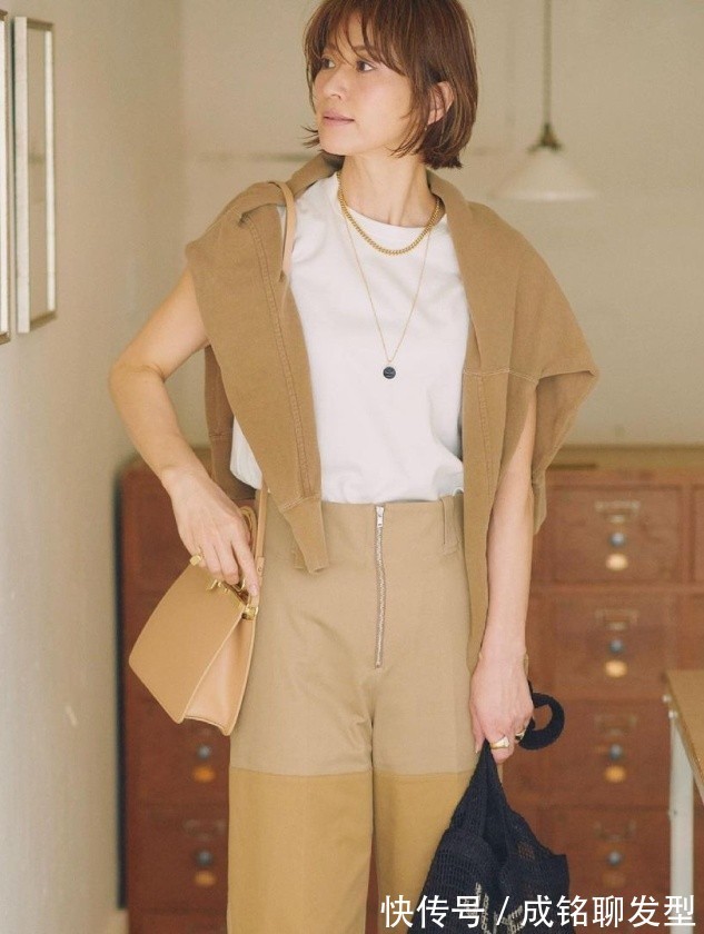 收腰|年过50岁的女人,尽量别穿得太花哨太抢眼,不仅显廉价还掉档次