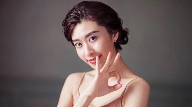 红霉素软膏加一物敷脸，15天美白肌肤淡化色斑，赶紧去备上一支