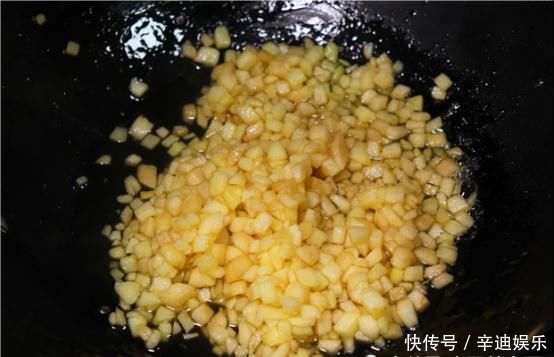 面粉里加入两个苹果,想不到这么好吃,松软香甜,出锅瞬间抢吃光