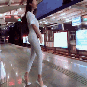 |搞笑GIF图：美女扔捧花的技术不错啊，后面没一个人接到