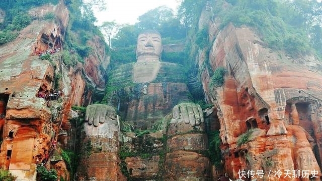 中年|专家根据一幅古画,发现乐山大佛在明朝之前,曾有一座雄伟的佛阁