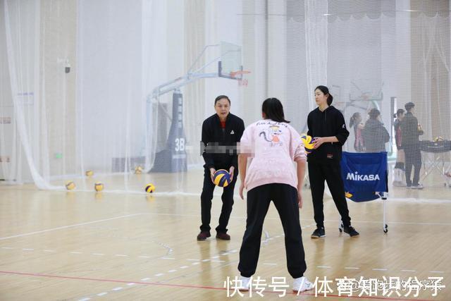 训练|江苏青年女排“高调”训练,郑宗源单独辅导二传,省内人才济济