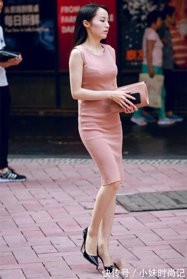 连衣裙 街拍:靓丽的小姐姐,黄色连衣裙很显高贵,浑身上下充满时尚魅力