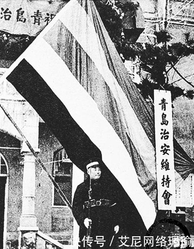 伪军|抗战期间的汉奸老照片:图四和鬼子勾肩搭背,图八女汉奸车上带路