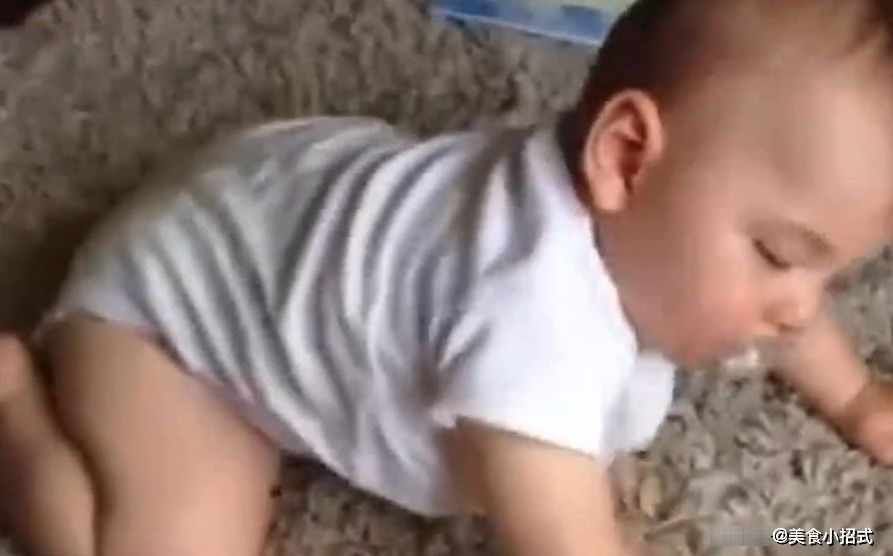 妈妈眼泪|宝宝太困了,接下来发生的事,笑得妈妈眼泪都出来了