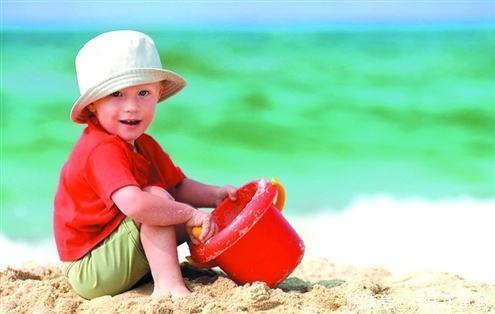 沙子|妈妈带宝宝来玩沙子,宝宝全程脚不沾地!网友:萌娃从小就有洁癖