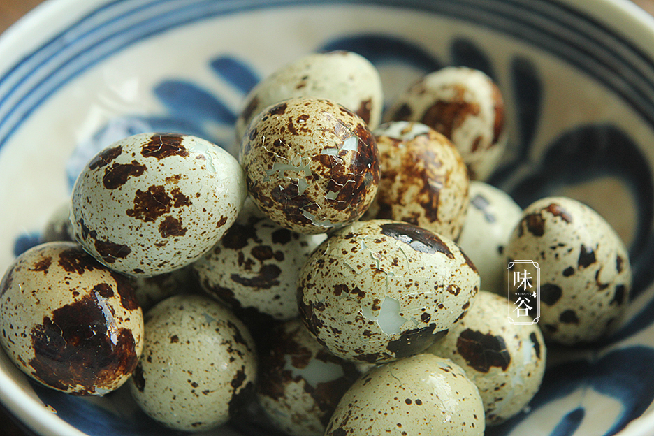 煮鹌鹑蛋时,用上这个方法,鹌鹑蛋壳一碰就掉,单手就能剥开
