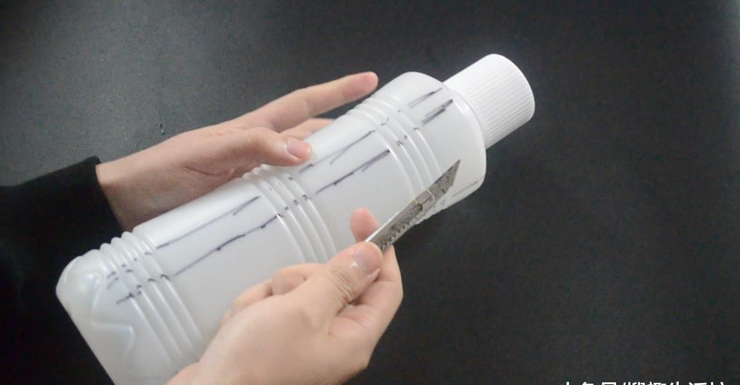 塑料瓶|大号塑料瓶别再扔掉了, 改造一下, 放在厨房里有大用处, 太实用了