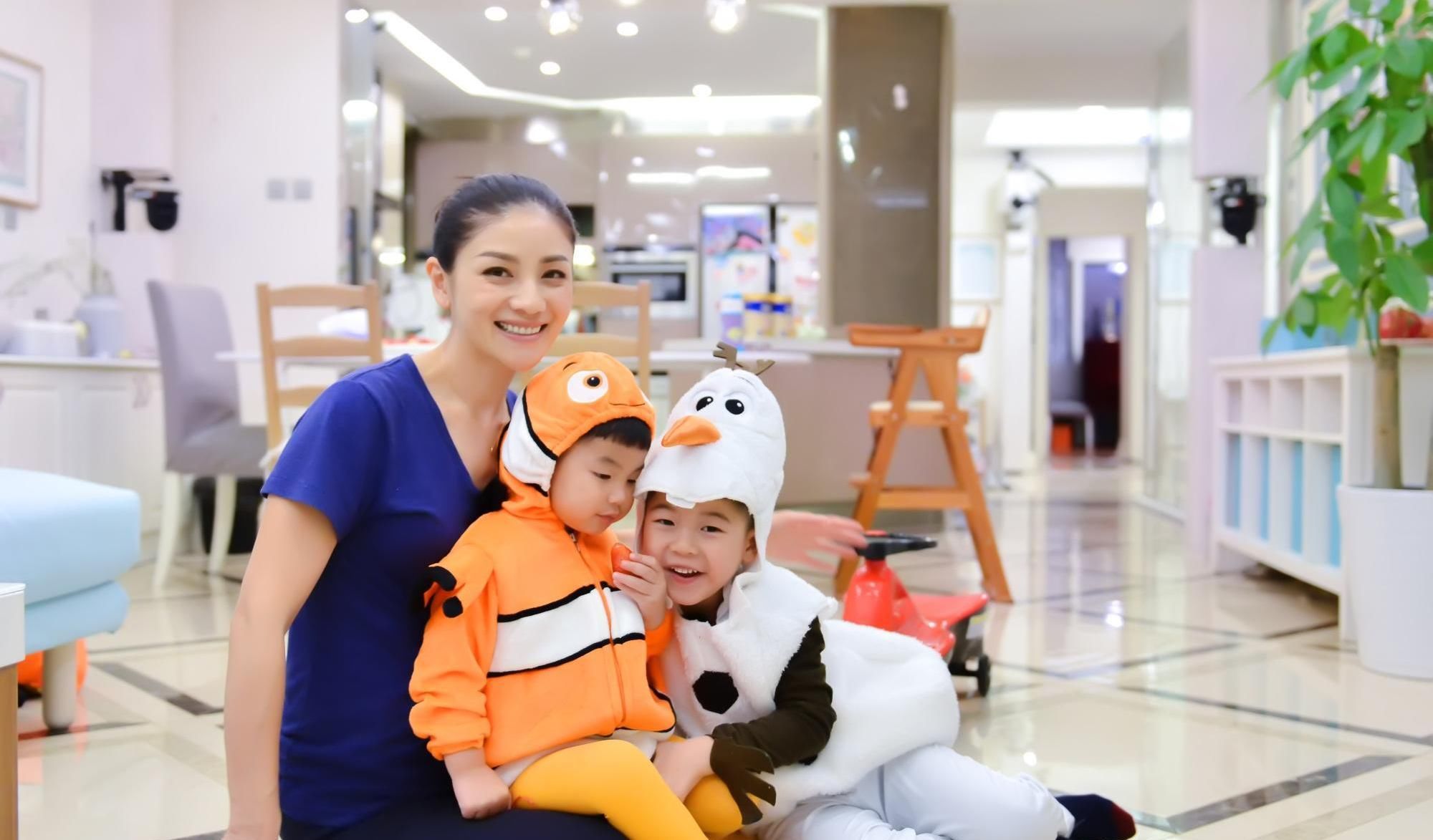 蔡徐坤霸气壁咚沙溢，《奔跑吧》路透曝光，“沙子爹”变身小可爱