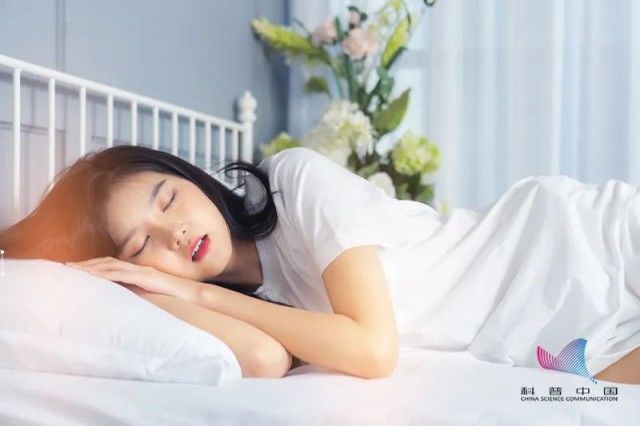 睡眠运动障碍|惊醒！睡觉时突然“一脚踩空”，怎么回事？