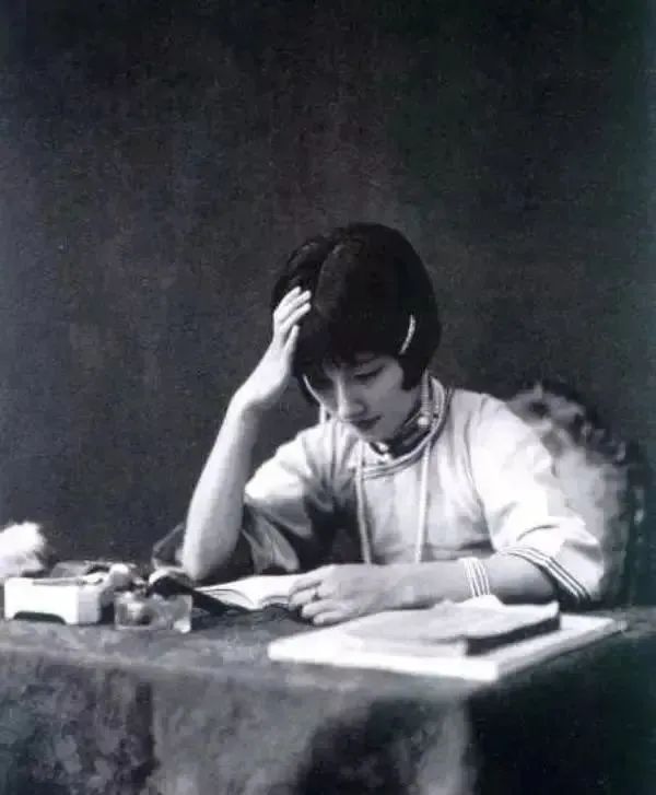 题识#绝世佳人陆小曼的一幅怪画,令人意想不到