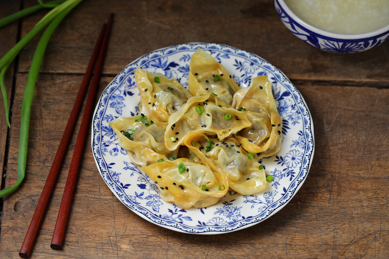 馄饨换个做法，连吃一周也不腻，酥脆美味有营养，老公孩子都喜欢