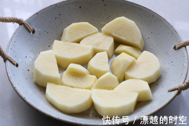 天热排骨别再炖了,教你懒人吃法,不加油不加水,出锅瞬间就吃光