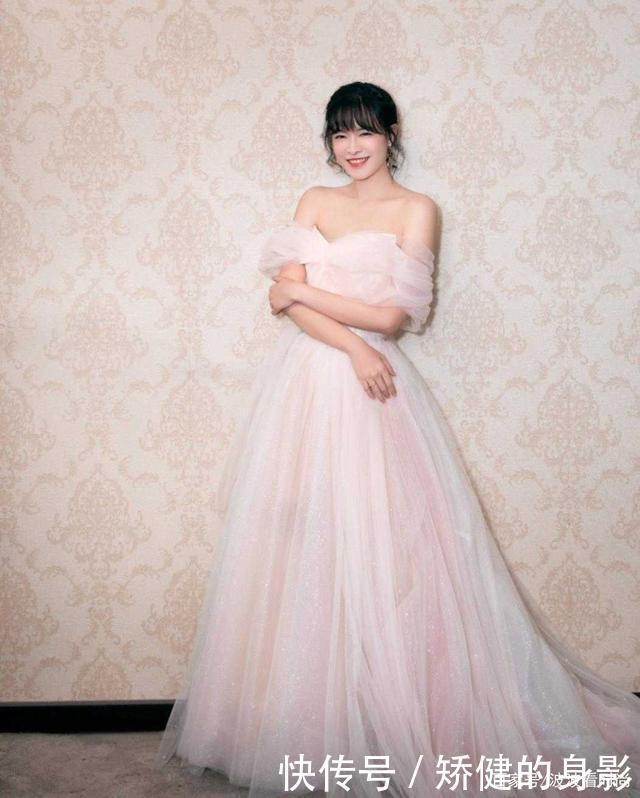 李艾状态太好了吧穿宝蓝色连衣裙浪漫优雅,美得像童话里的公主