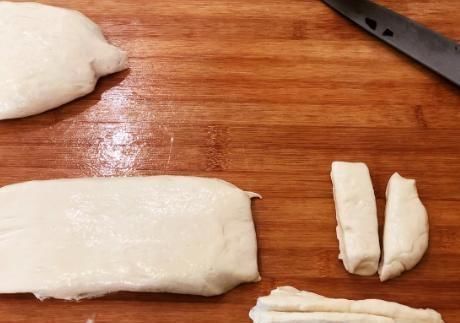 炸油条时,记住配方和3个小技巧,油条蓬松香酥脆,一次就做成功