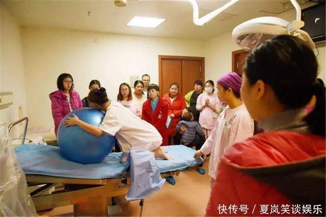 双胞胎儿子|28岁孕妇生产14人陪同,产房门外差点干架,了解情况后护士懵了