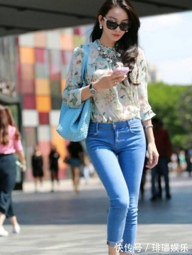 美女 紧身牛仔裤的搭配个性又时尚,尽显美女高挑纤瘦的完美身材