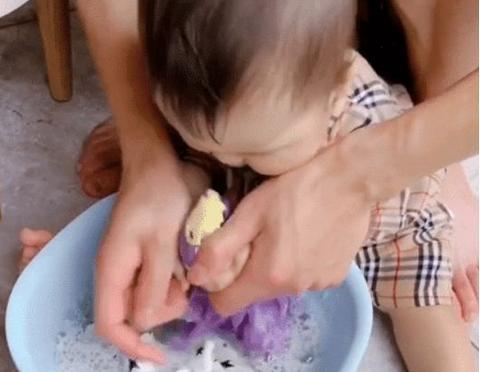 宝妈|9个月宝宝“洗衣服”走红,手法很专业,孩子:我是被强迫的