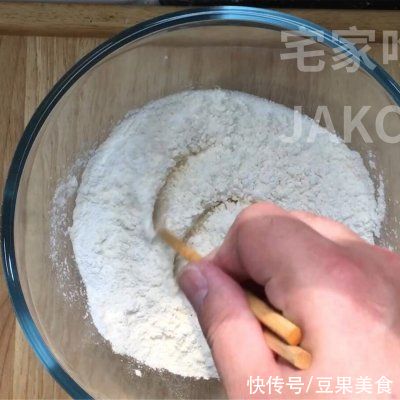 苹果糯米饼，制作简单，外层香脆，内里软糯甜蜜，超级好吃