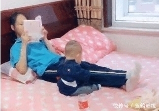二胎家庭|弟弟缠着看书的姐姐,姐姐想了个妙法,弟弟一秒安静,引网友大赞