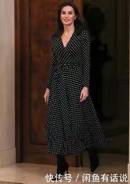 西班牙|西班牙王后消瘦了不少,穿灰色连衣裙气质却高贵,翘二郎腿也优雅