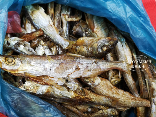 湖南有一种火焙鱼，不烟熏也不放盐，自然鲜甜，炒辣椒下一大碗饭