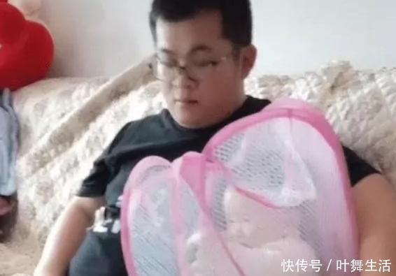 萌娃|“巨省事奶爸”在家带娃看电视火了，萌娃心里苦！咋回事？
