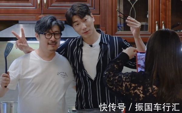 爸爸去哪儿|张亮去王岳伦家里做客，做了一桌菜，李湘用高脚杯喝矿泉水？